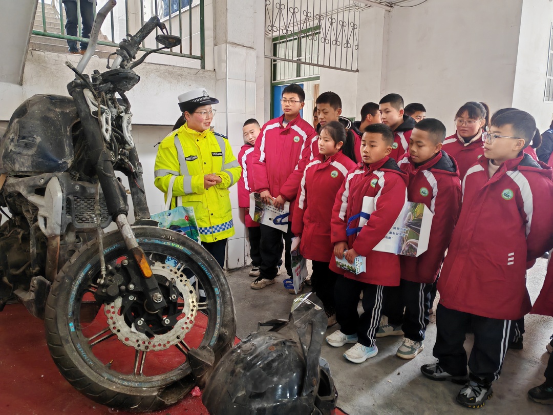 开学第一天 湘西古丈公安交警全力以“护” ！