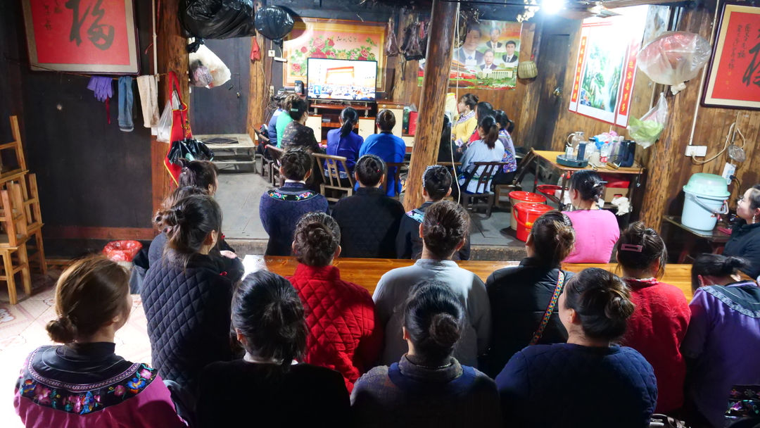 【聚焦两会】湘西古丈默戎镇牛角山村欢庆全国两会开幕，村民积极收听收看盛况