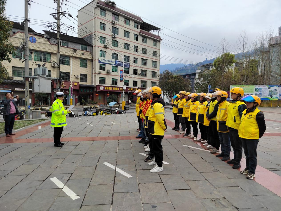 古丈公安交警联合美团外卖开展警企联动交通安全宣传活动