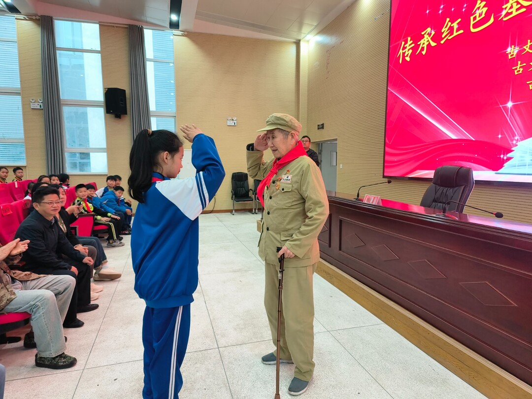 传承红色基因 缅怀革命先烈——古丈县开展抗美援朝老兵宣讲进校园活动