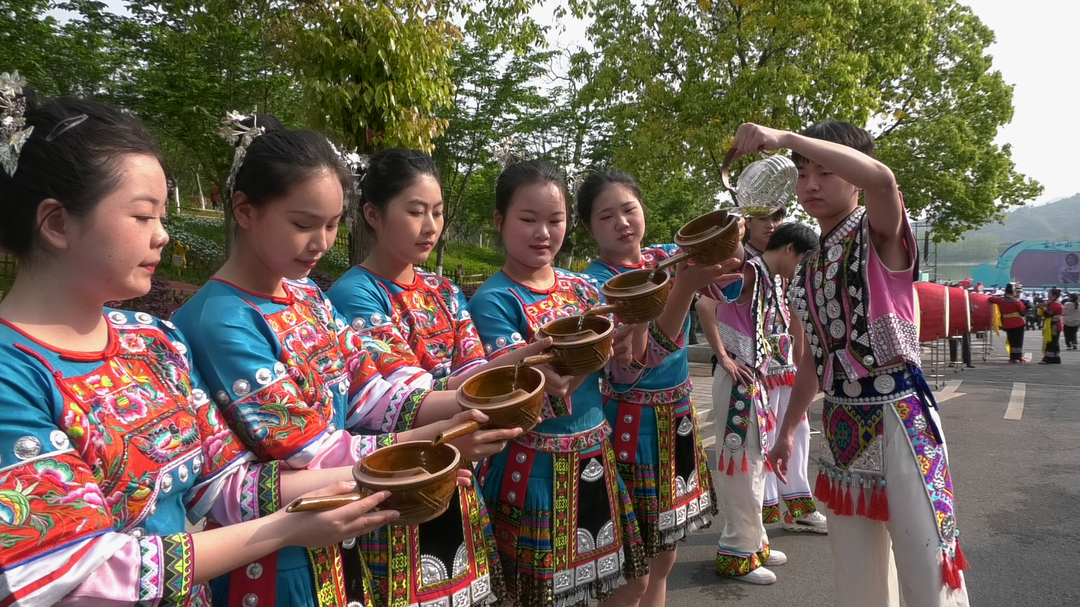 【新闻特写】以茶为媒，打开山门联通世界