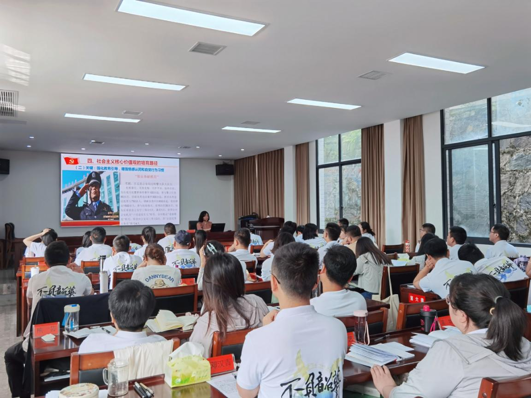 古丈县委常委、县委宣传部部长粟丽波为中青班学员授课