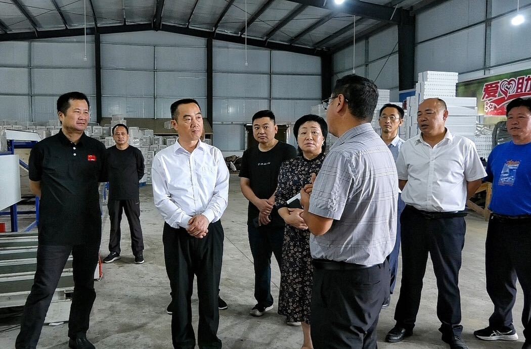 保靖县政协主席石远定一行来古丈县调研