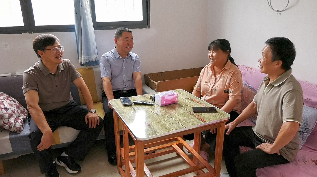 向邦伟“七一”走访慰问生活困难党员