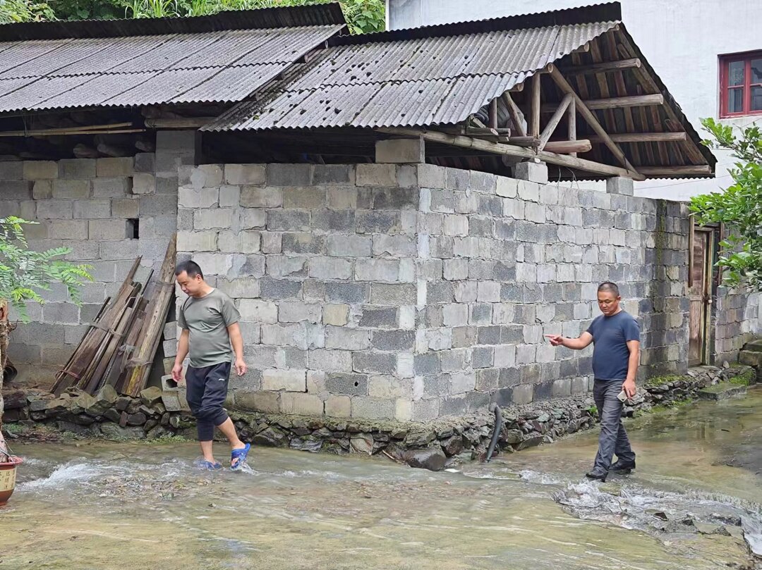 【党旗飘扬在防汛一线】汛期不停  人员不退  “吊针书记”带病坚守岗位