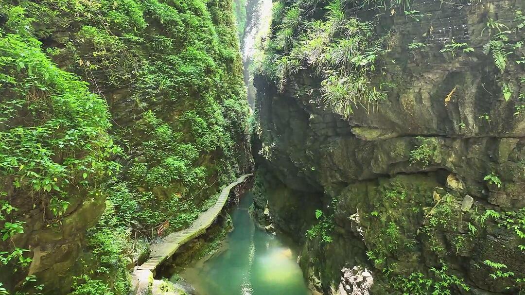 古丈县坐龙峡景区夏季避暑游客激增，自然美景与清凉体验受热捧