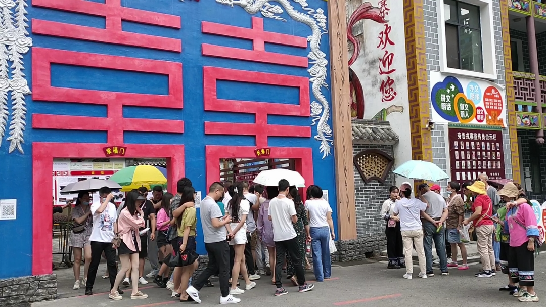 古丈县墨戎苗寨、夯吾苗寨暑假游客成倍增长