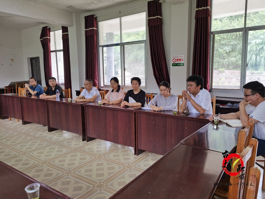 州图书馆学会联合古丈县图书馆入磨刀岩村开展助学调研活动