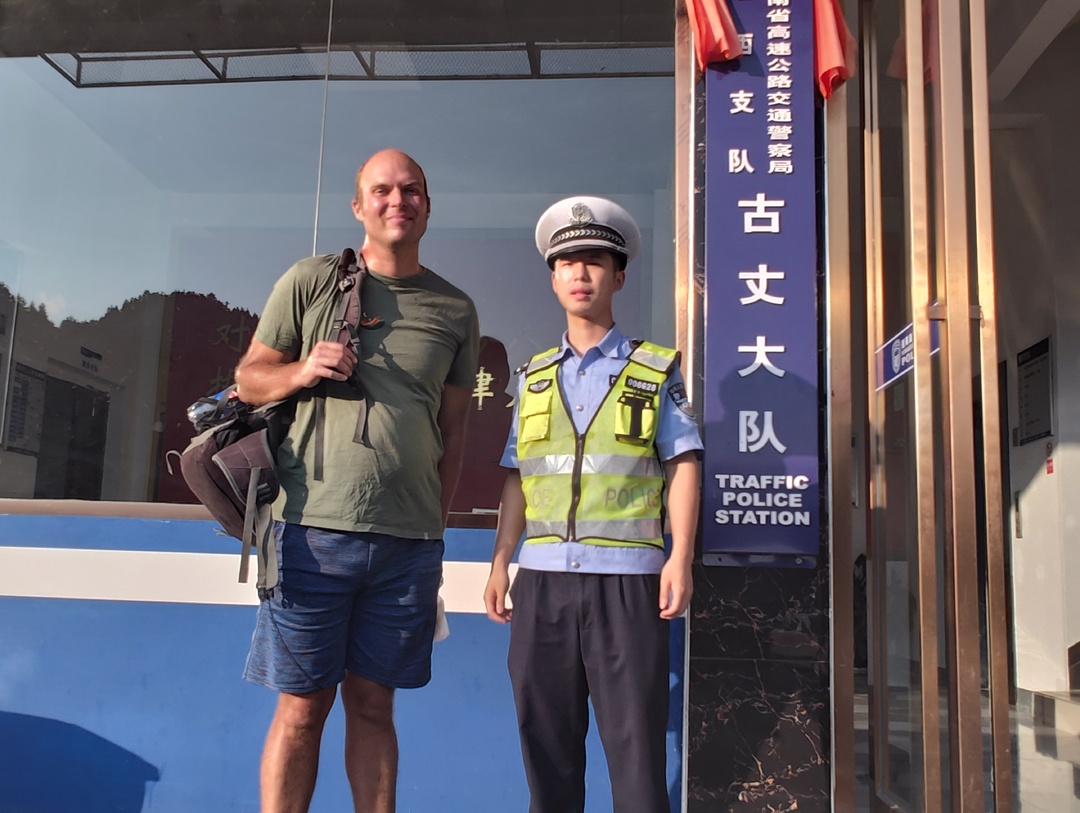 湘西古丈：外国游客来中国旅游迷路 高速交警助其重返旅程