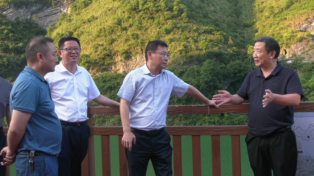 车世忠调研古丈县夏季公路养护工作并为一线养护工人送去“清凉”