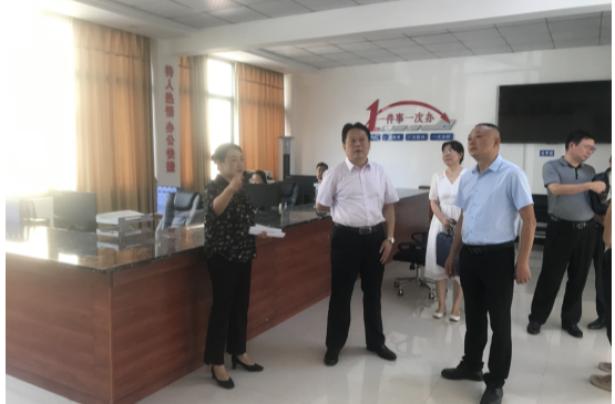 湘西州行政审批服务局一行到古丈县调研行政审批和政务服务工作