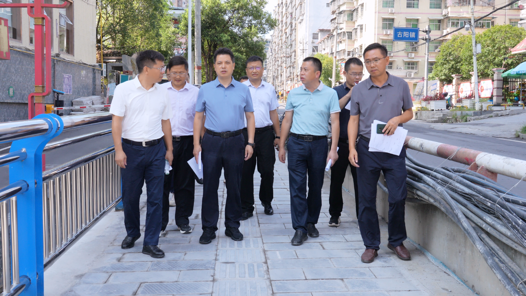 滕朝辉调研老旧小区改造项目时强调： 努力让惠民工程惠及广大人民群众