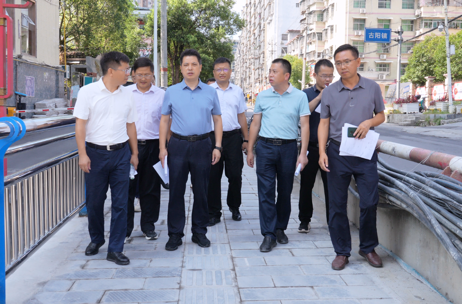 滕朝辉调研老旧小区改造项目时强调： 努力让惠民工程惠及广大人民群众