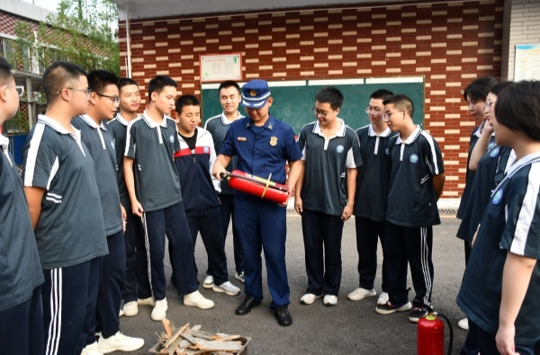 古丈消防大队走进古丈一中高中部：开启灭火器实操与灭火演练