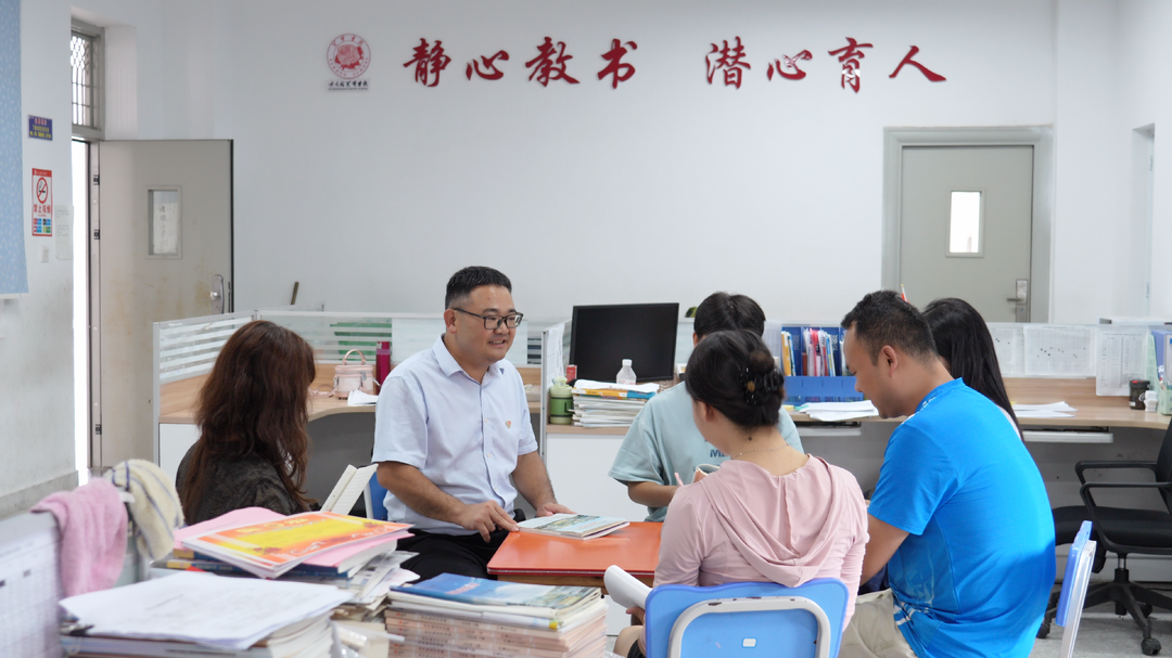 尚冬冰：忠诚与热爱铸就教育征途的辉煌画卷
