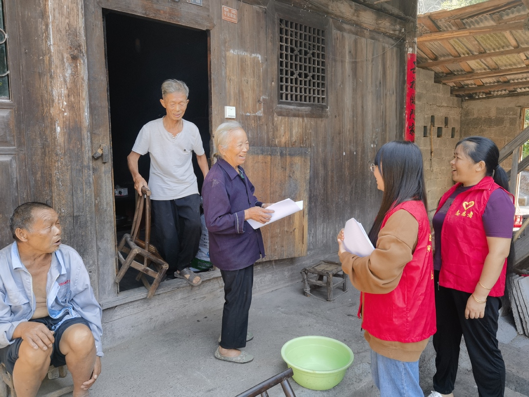 湘西古丈岩头寨镇：“敲门行动”让森林防灭火知识走心走深走实