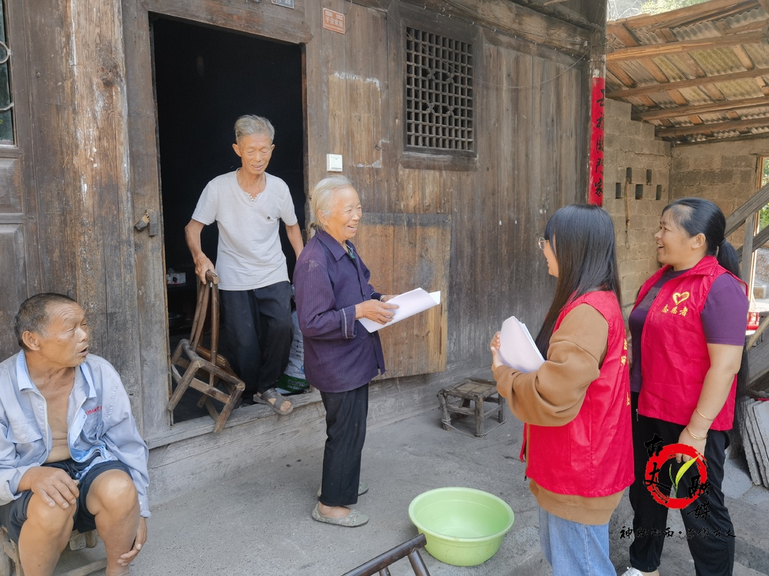 古丈县岩头寨镇：“敲门行动”让森林防灭火知识走心走深走实