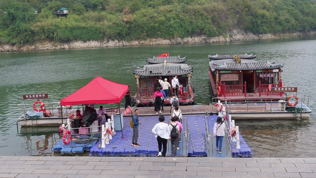 古丈县酉水画廊国庆迎客潮，游客乘画船赏美景