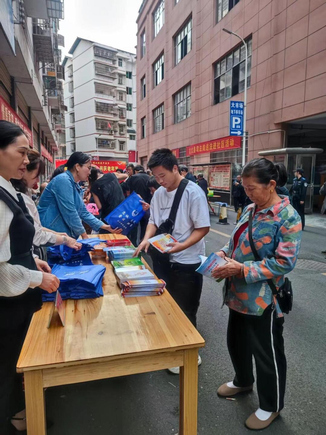 古丈县司法局开展“情暖重阳节 法润夕阳红”送法进社区活动