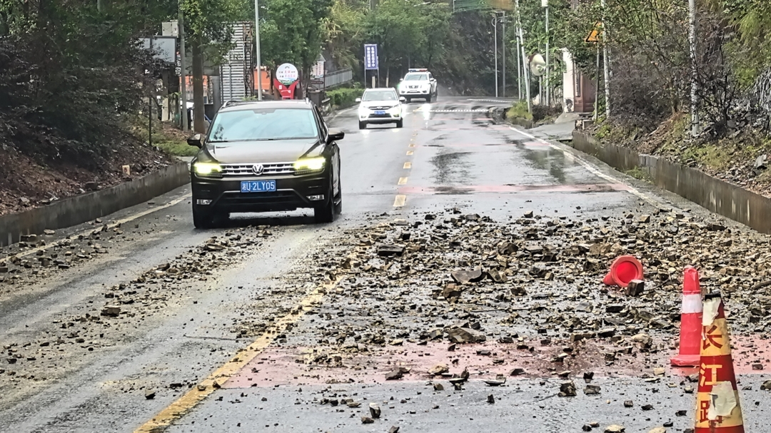 古丈县公路建设养护中心：积极清理雨后垮方 全力保障道路畅通