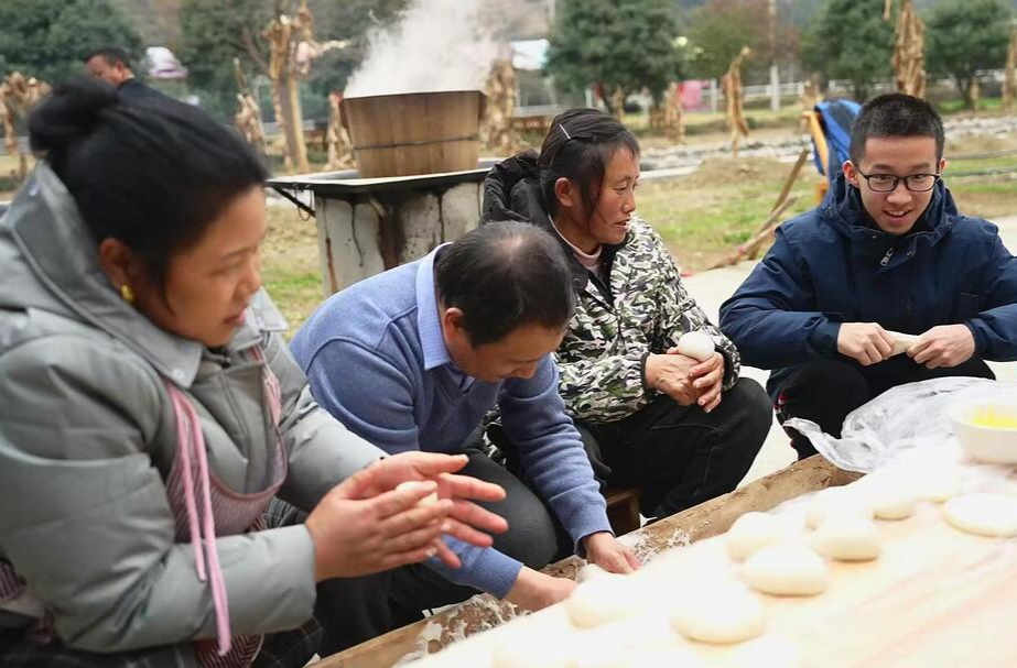 梳头溪英妹子农庄：游客亲体验，打糍粑过小年