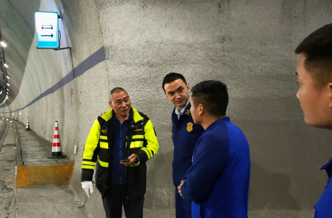 古丈县消防救援大队联合罗依溪高速管理所开展高速公路隧道消防安全检查