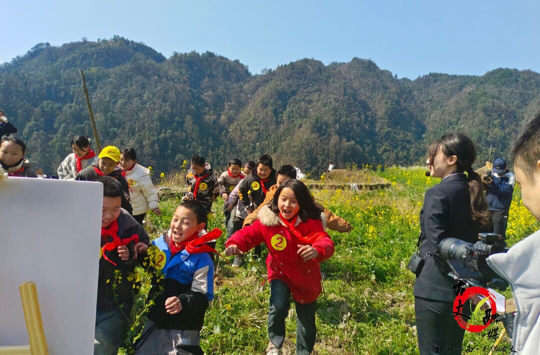 法治教育与自然美景的邂逅——古丈县检察院“茶乡护苗”法治宣讲团油菜花田普法之旅