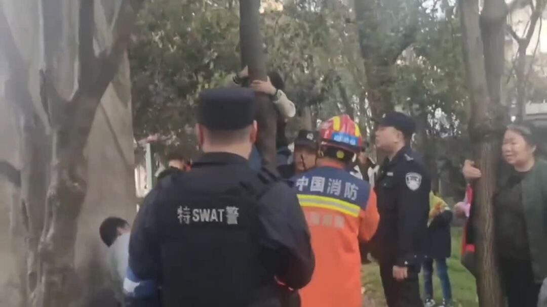 古丈县消防救援大队成功救援脚被卡小孩