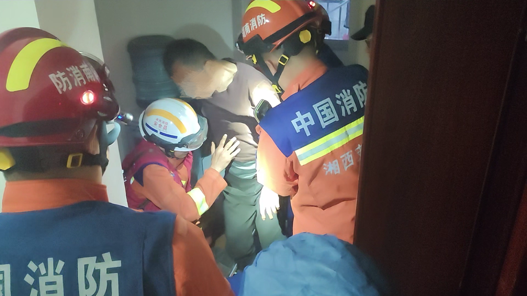 湘西古丈：独居老人被困厕所  消防成功救出