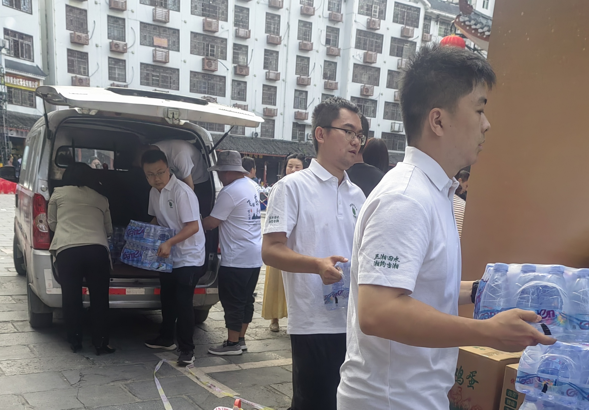 古丈县2025年中青班学员助力茶旅嘉年华：青春力量添彩文化盛会
