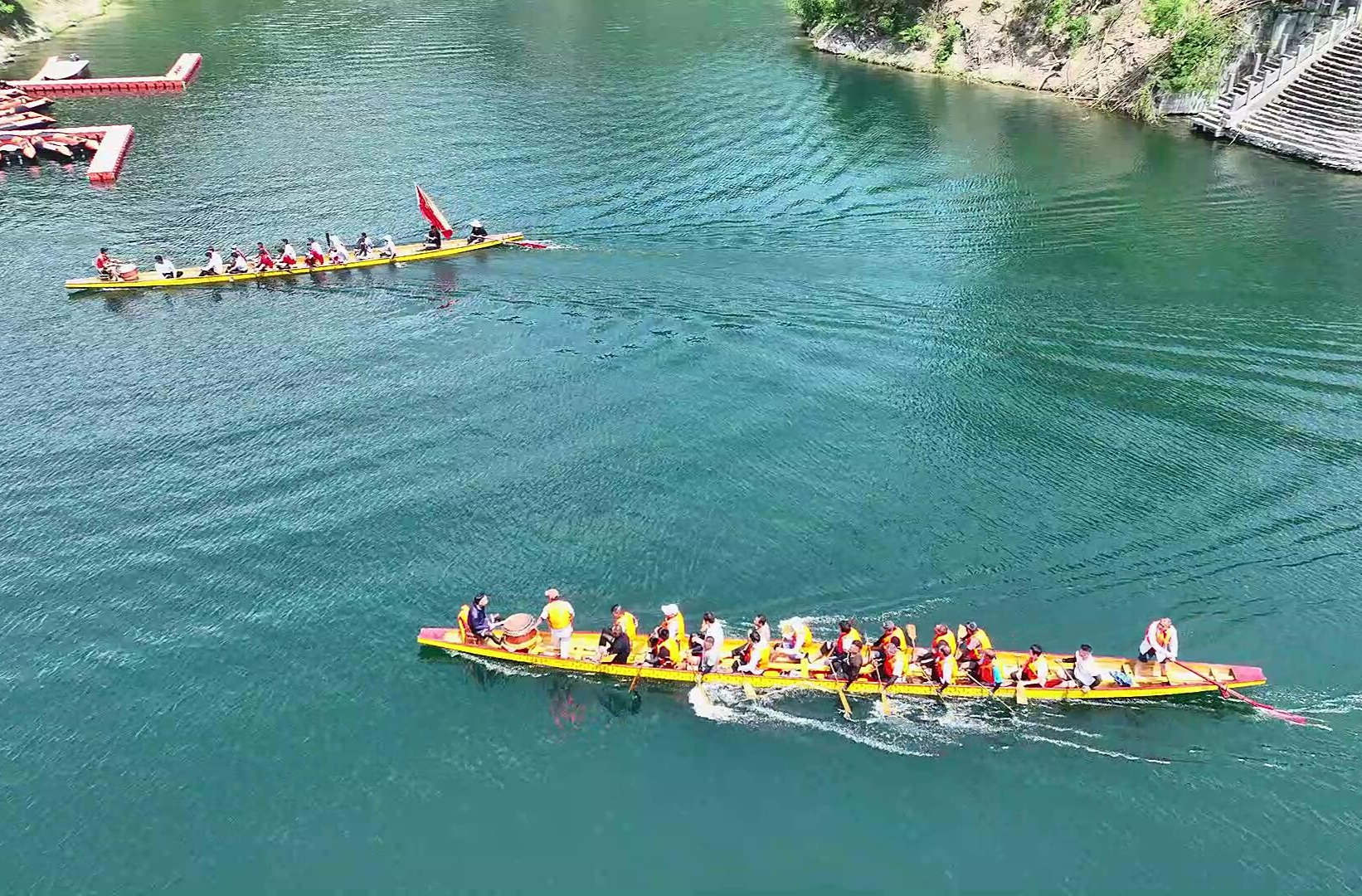 古丈栖凤湖擂响龙舟战鼓 多支劲旅备战"龙腾潇湘"