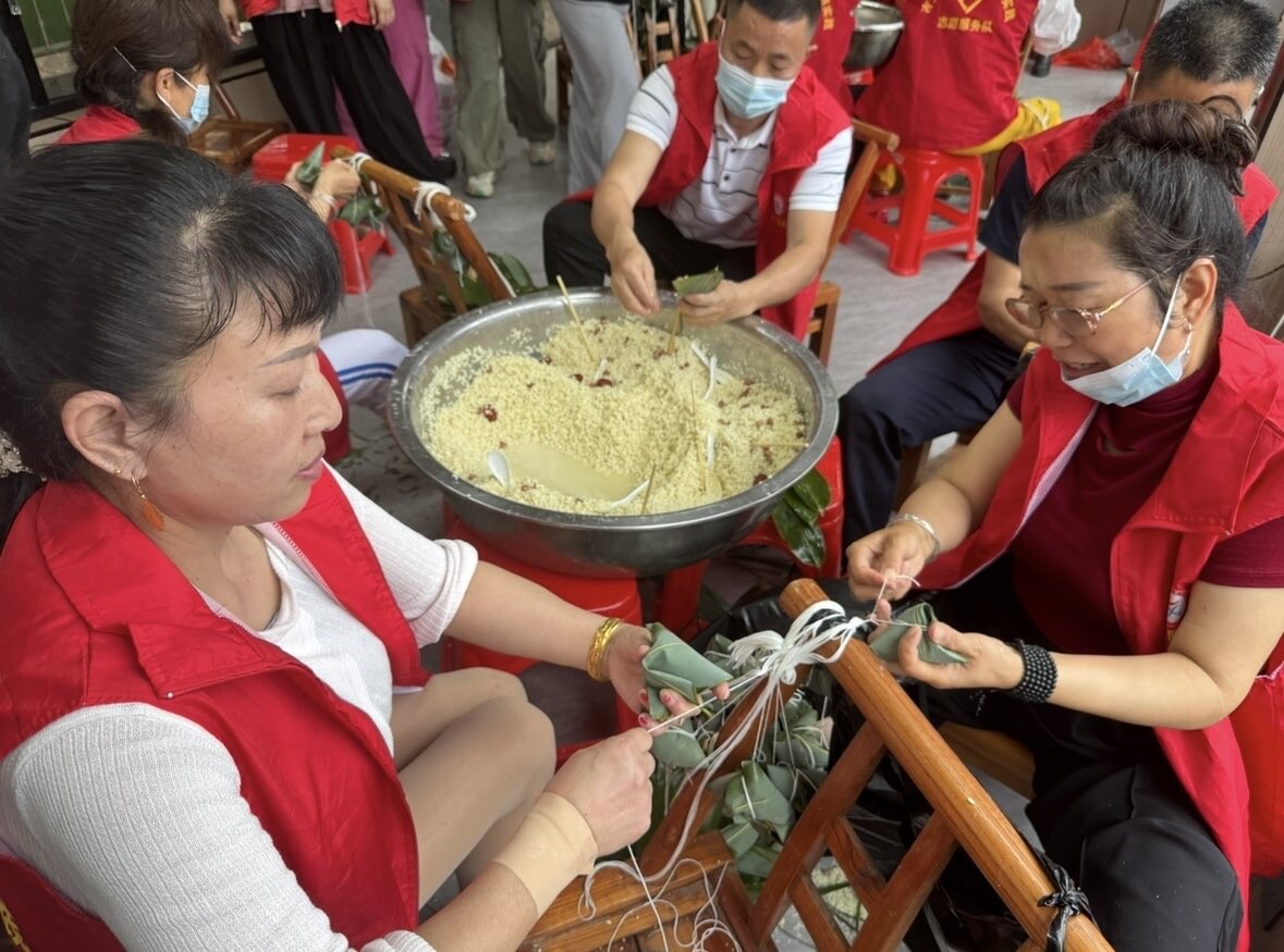 湘西古丈：长者食堂话端午 文明实践情更“粽”