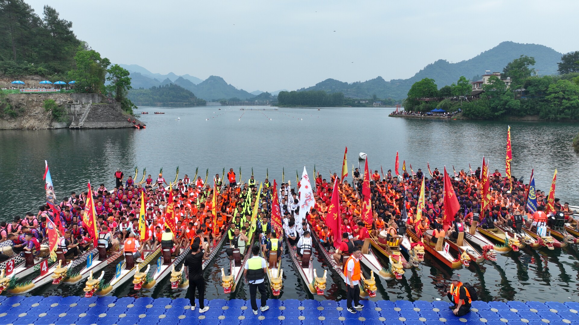湘西古丈龙舟赛点燃文旅热潮 墨戎苗寨人气飙升