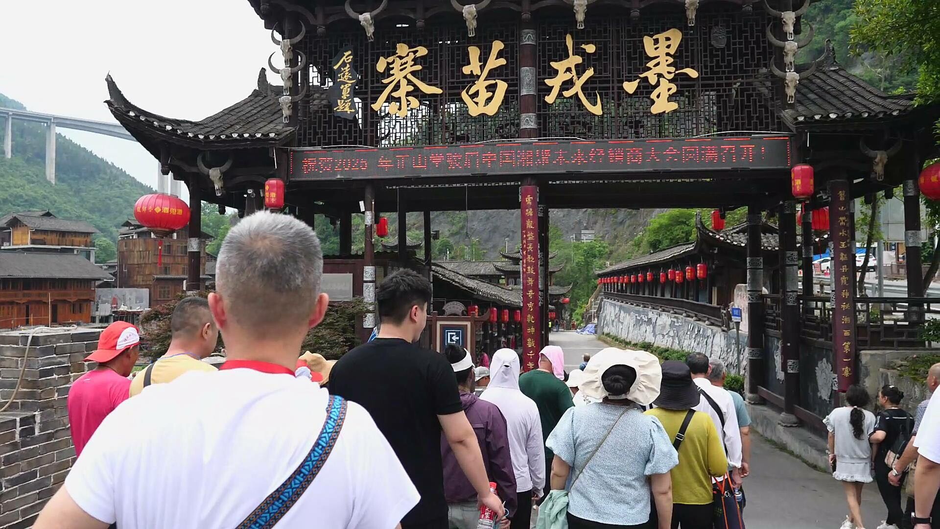 古丈龙舟赛点燃文旅热潮 墨戎苗寨人气飙升