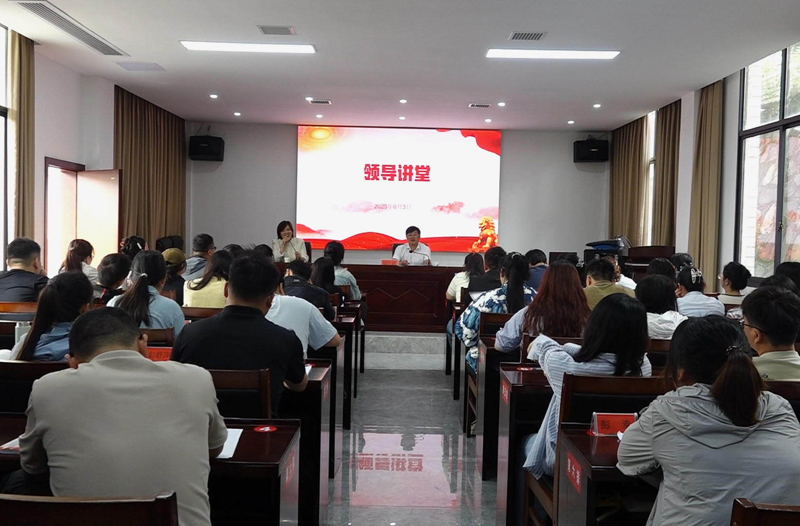 湘西古丈县人大常委会党组书记、主任郑良武为中青班授课