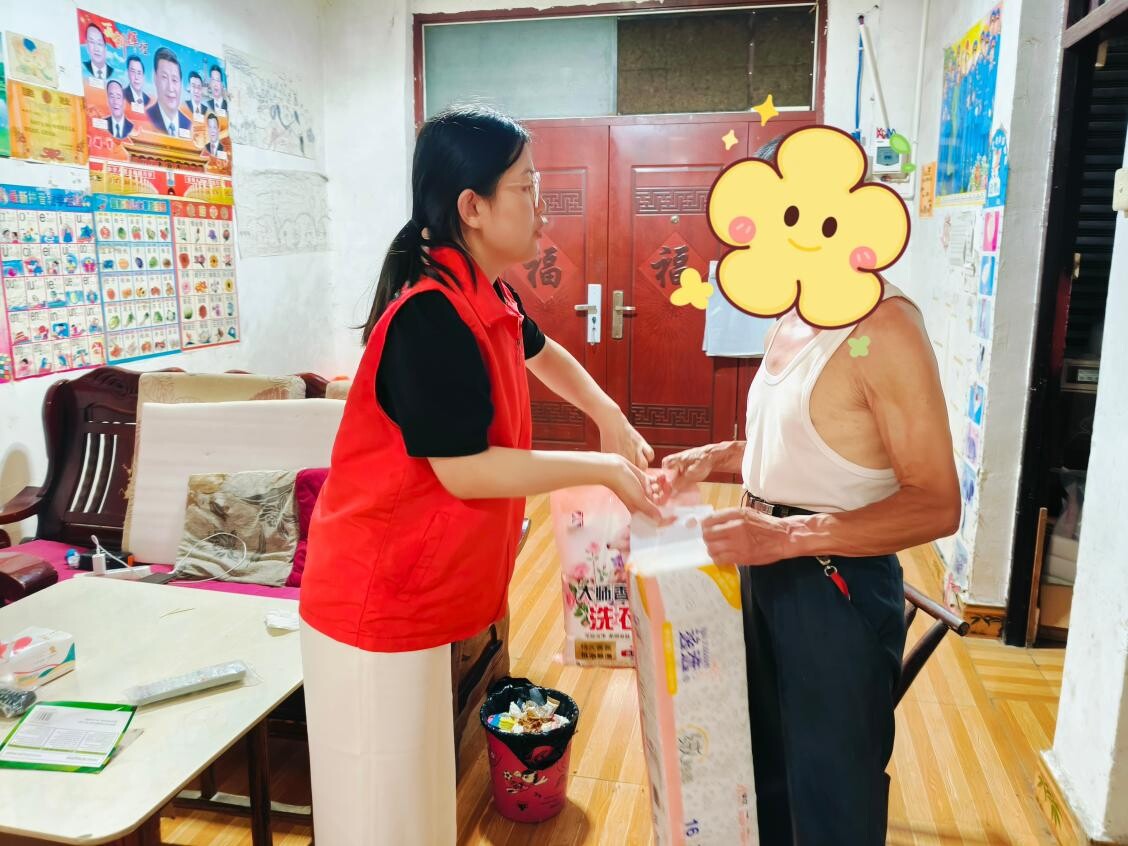 古丈县残疾人居家托养服务项目开展“夏日送清凉”慰问活动