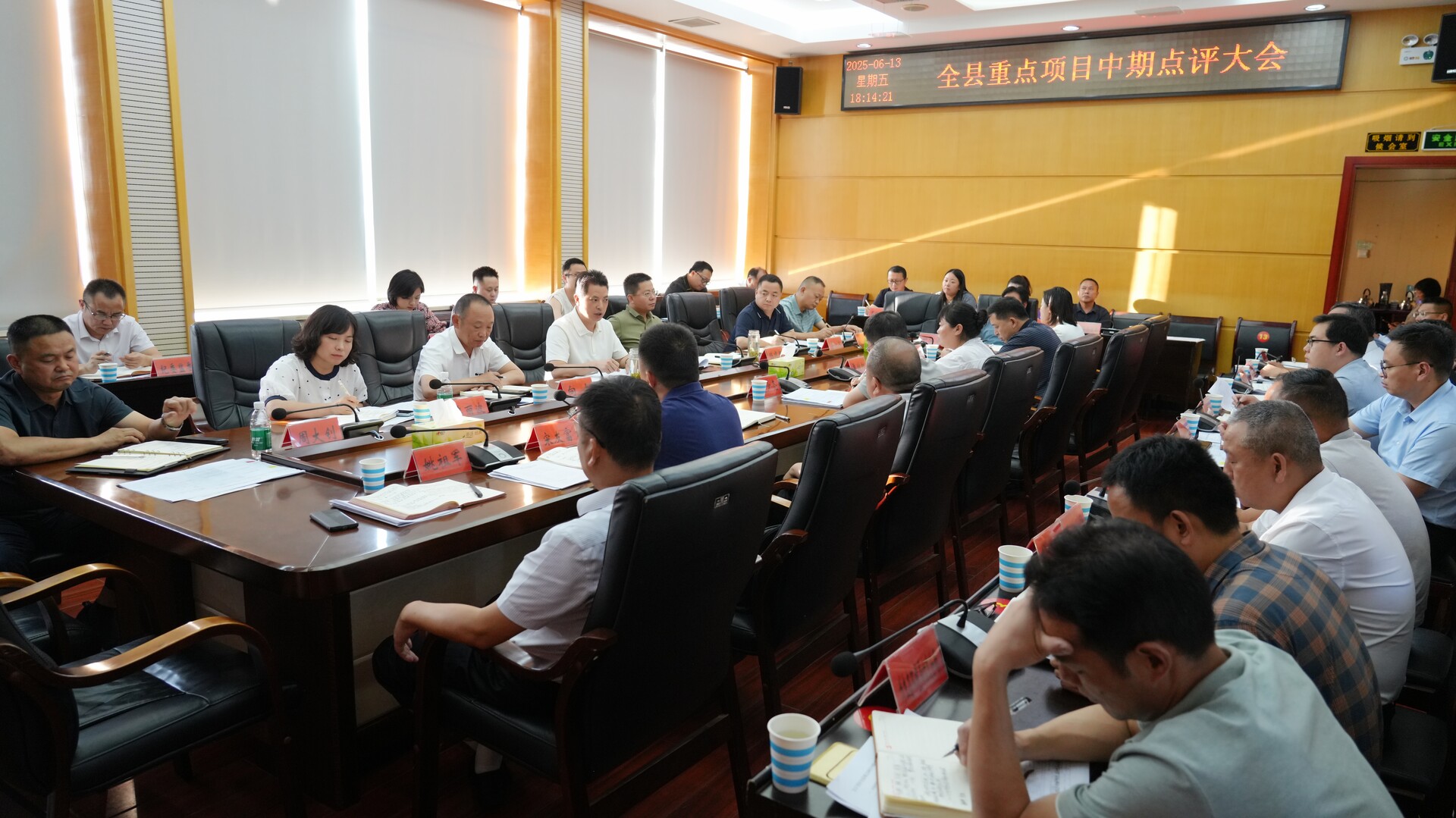 滕朝辉在全县重点项目中期点评大会上强调 以超常之举非常之策推动项目提速增效