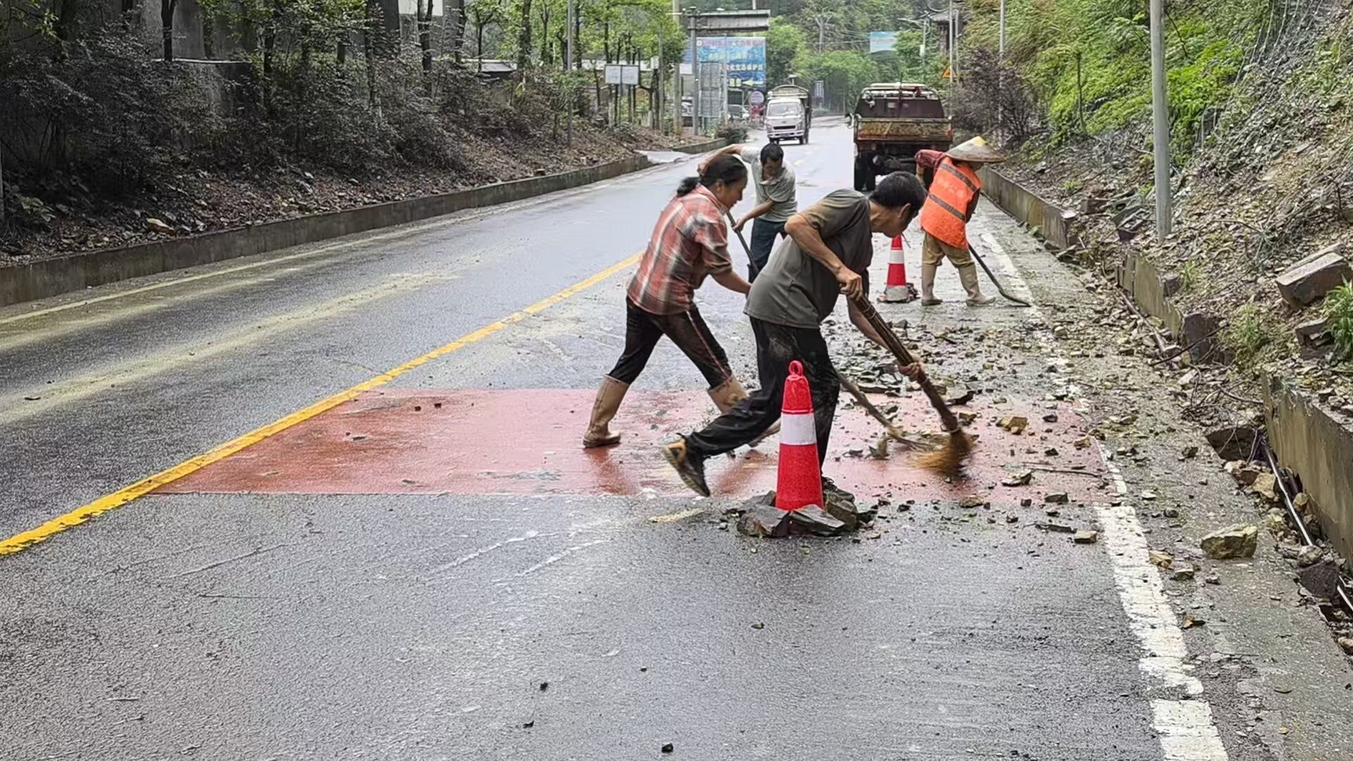 古丈公路人雨夜奋战保通畅：汛情中的坚守