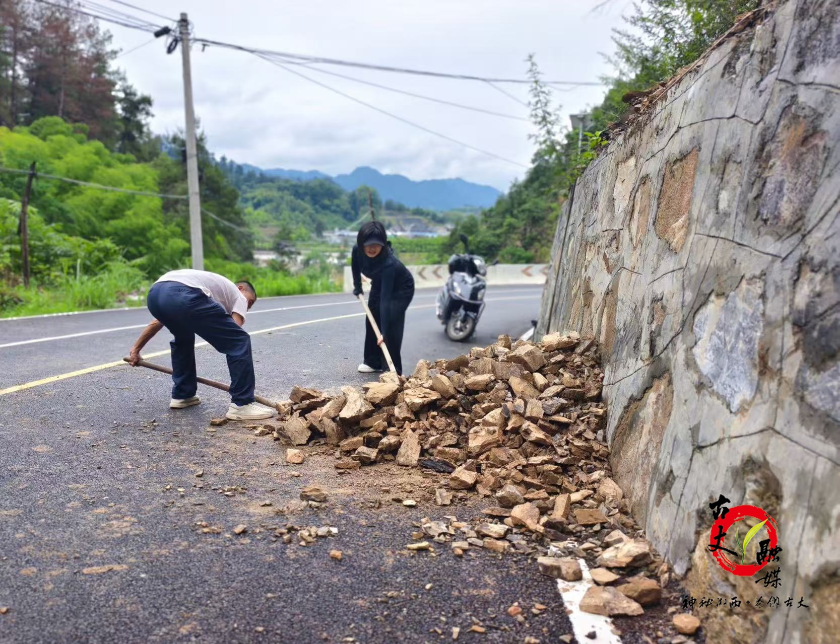 湘西古丈縣古陽鎮(zhèn)：齊心抗災(zāi)保暢通  干群攜手護(hù)家園