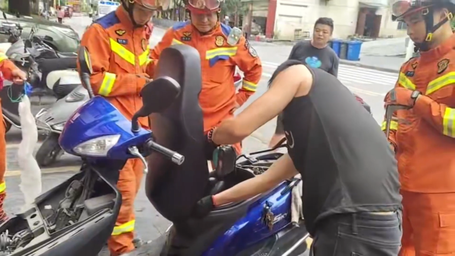 “不速之客”菜花蛇钻进摩托车 消防员智擒