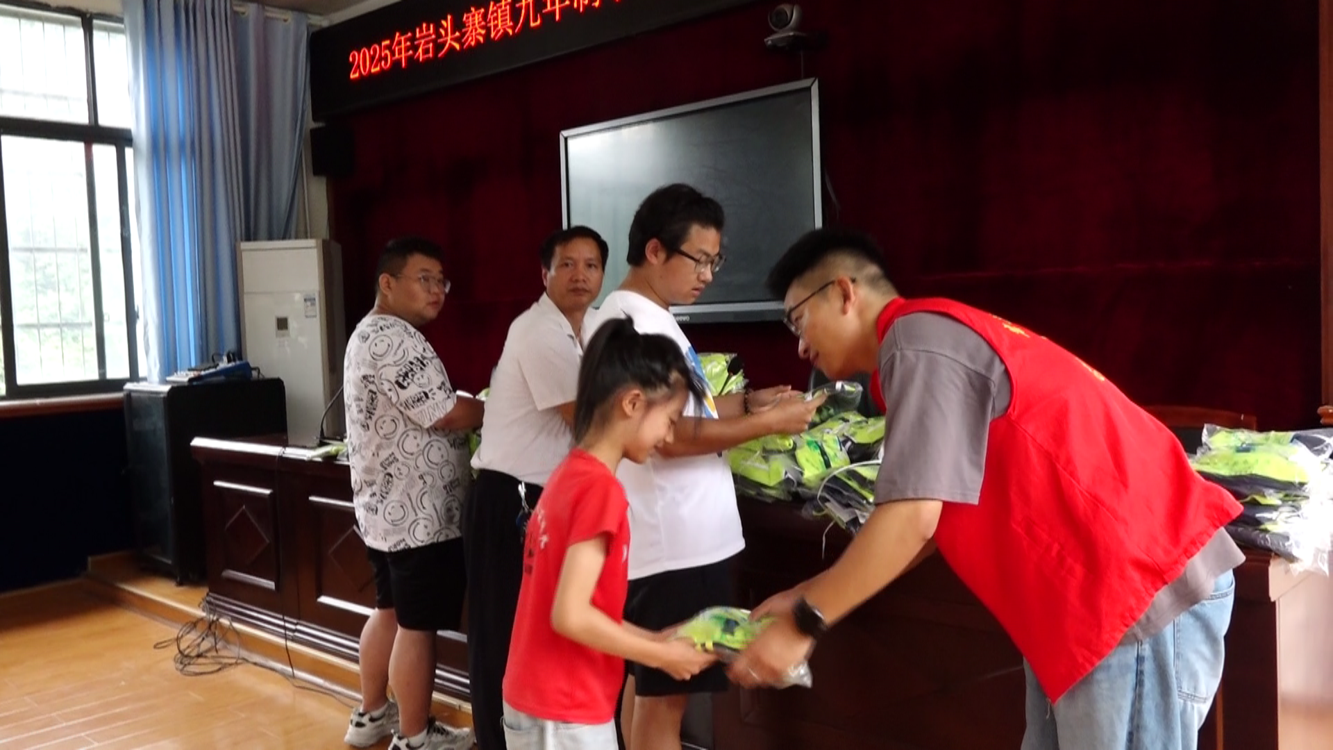 扎根苗寨践初心 青春筑梦映党徽——“三张名片” 记古丈县一位95后党员扎根山乡的青春答卷