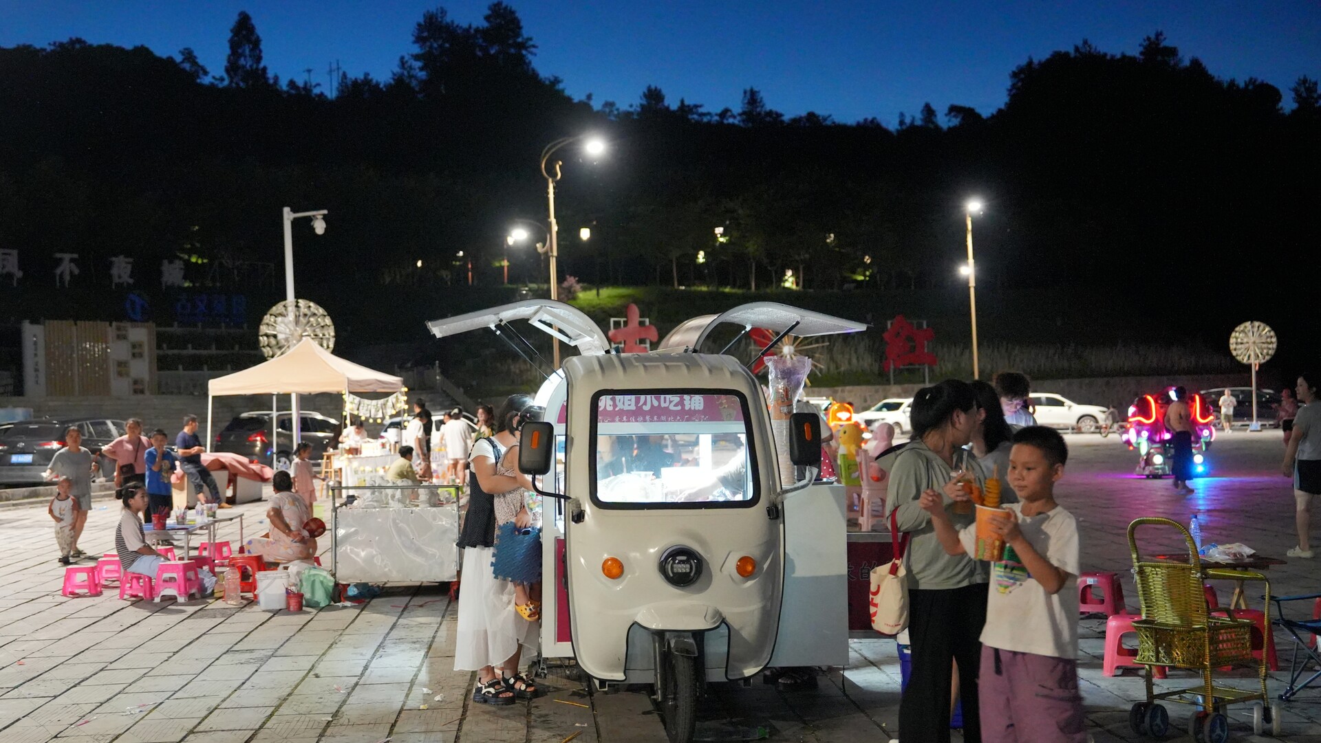 古丈栖凤湖夏夜绽放烟火气 特色夜经济点亮湖光山色