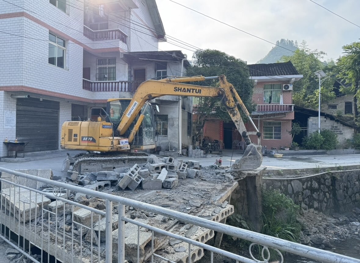 古阳镇依法拆除“两违”建筑  助推城乡环境改善