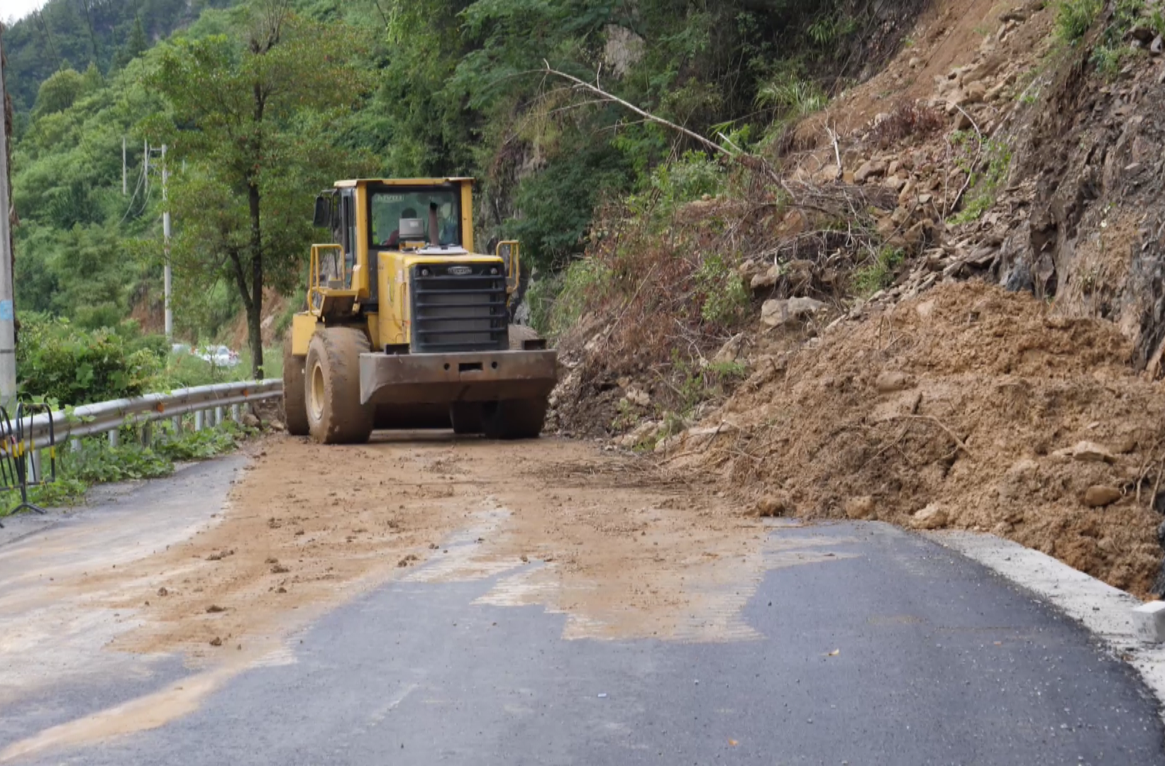 湘西古丈：强降雨导致山体滑坡 紧急抢险2小时恢复通行