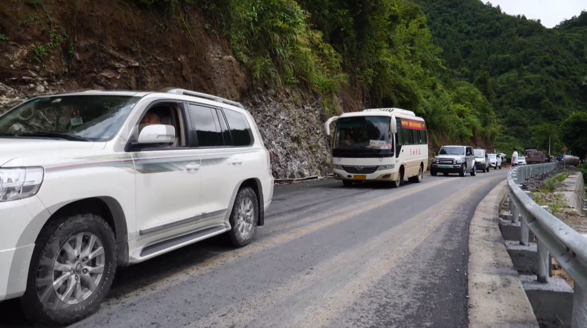 古丈：强降雨导致山体滑坡 紧急抢险2小时恢复通行