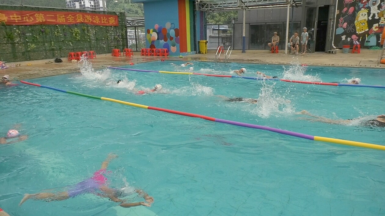湘西古丈：卓良游泳中心免费开放 学子畅享安全清凉夏日