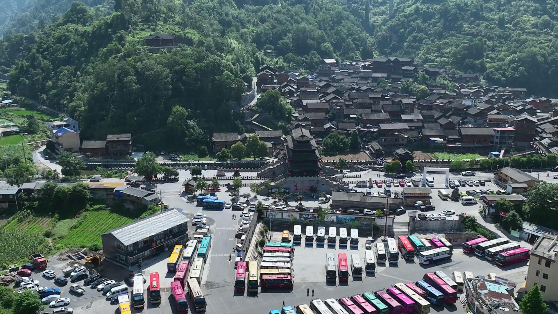 墨戎苗寨迎暑期旅游热潮，日均接待量成倍增长