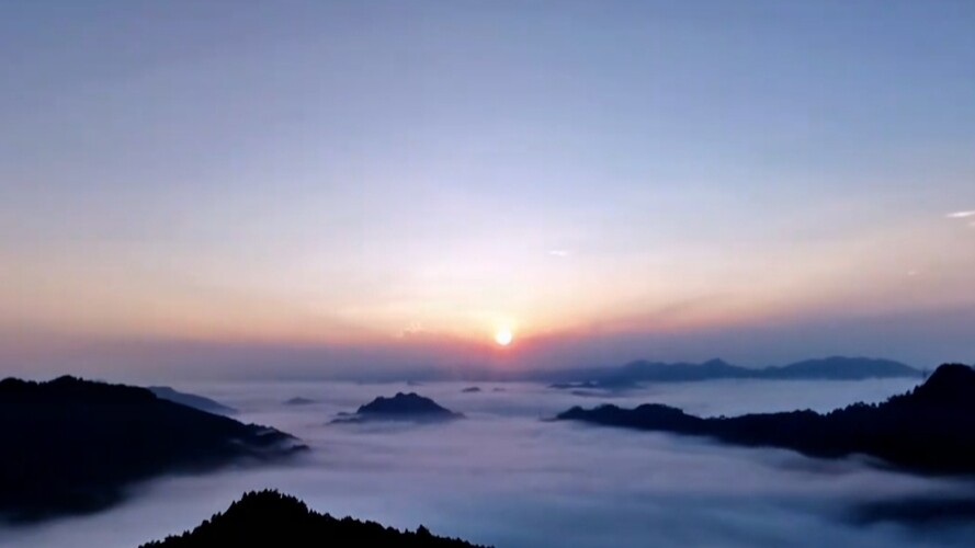 牛角山破雾现云海奇观 十时半旭日染金涛