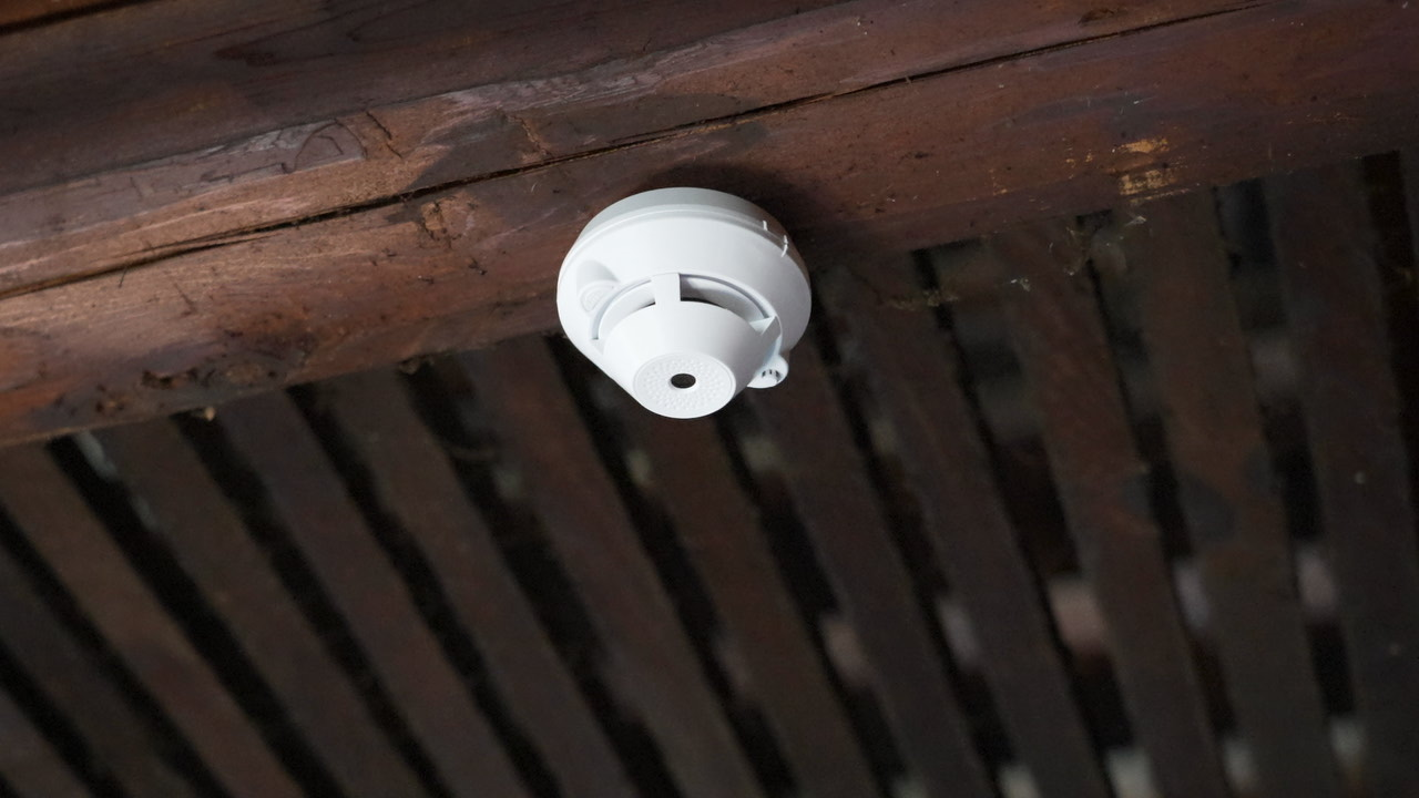 古丈縣為特殊群體安裝煙感報(bào)警器 筑牢安全 “防護(hù)網(wǎng)”
