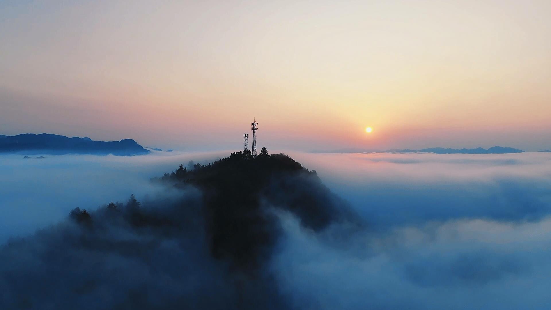 古丈牛背山雨后现云海奇观，晨曦泼墨染山河